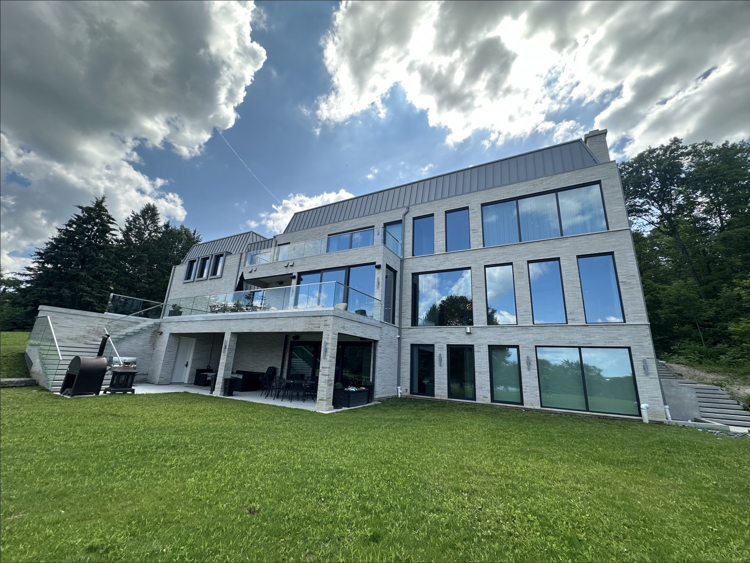 A luxury home with spotless windows cleaned by TrueClarity
